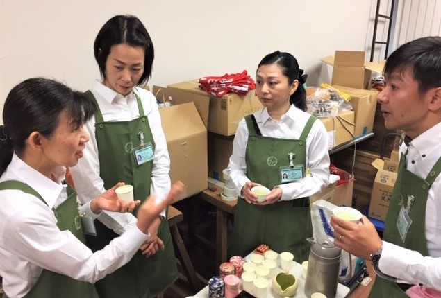 念入りに確認作業中の写真