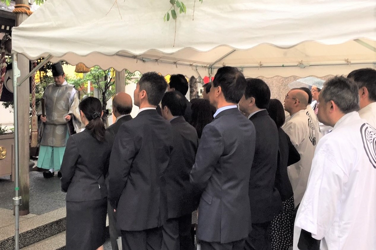 雨の中執り行われた式典の写真